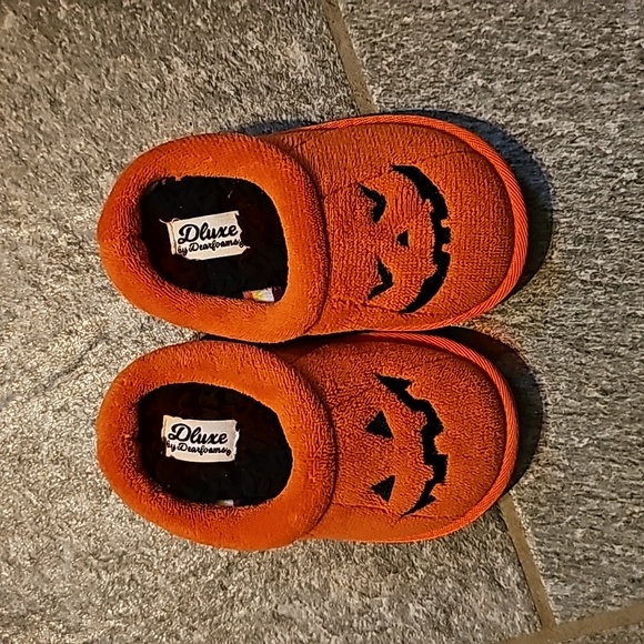 Super cute for Halloween!  Dluxe by Dearfoams pumpkin slippers size 7-8 - Picture 1 of 9